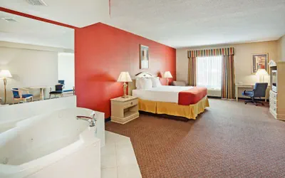 Photo 3 - Holiday Inn Express & Suites London by IHG