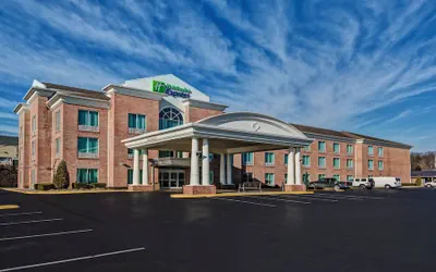 Photo 2 - Holiday Inn Express & Suites London by IHG