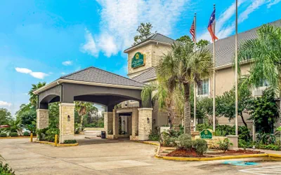 Photo 2 - La Quinta Inn & Suites by Wyndham Kingwood Houston IAH Airpt