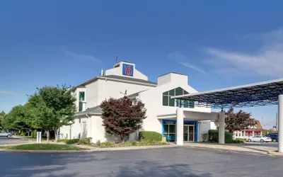 Photo 2 - Motel 6 Springfield, IL