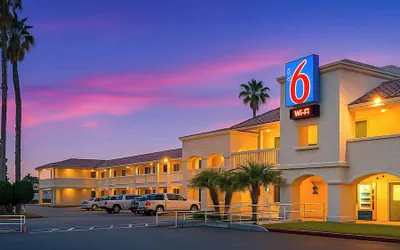 Photo 2 - Motel 6 Carlsbad, CA Beach