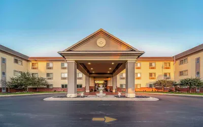 Photo 2 - Quality Inn & Suites Hannibal West