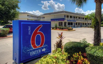 Photo 2 - Motel 6 Bradenton, FL