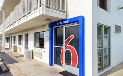 Photo 2 - Motel 6 Redding, CA - Central