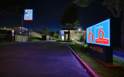 Photo 2 - Motel 6 Barstow, CA
