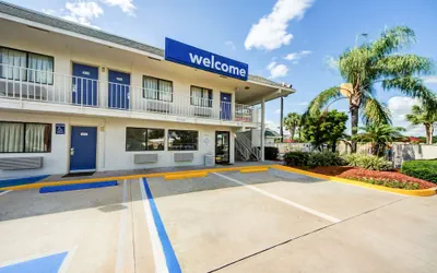 Photo 2 - Motel 6 Lakeland, FL