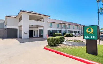 Photo 2 - Quality Inn Bastrop
