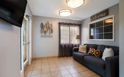 Photo 3 - Sonesta Simply Suites Des Moines