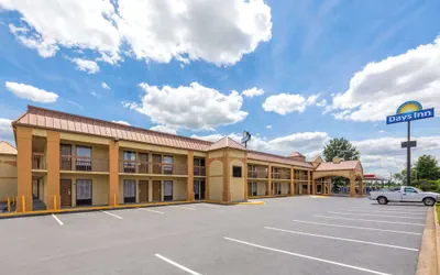 Photo 2 - Days Inn by Wyndham Oak Grove/Ft. Campbell