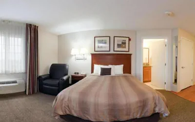Photo 3 - Candlewood Suites Rockford by IHG