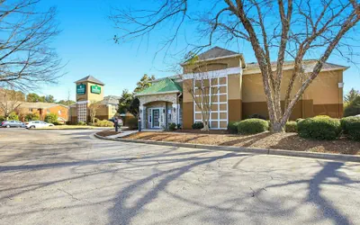 Photo 2 - HomeTowne Studios by Red Roof Atlanta – Peachtree Corners