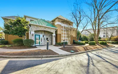 HomeTowne Studios by Red Roof Atlanta – Peachtree Corners