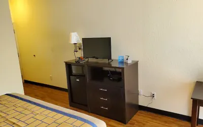 Photo 4 - Days Inn by Wyndham Macon I-75 North