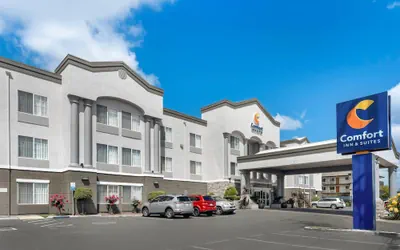 Photo 2 - Comfort Inn & Suites Sacramento - University Area