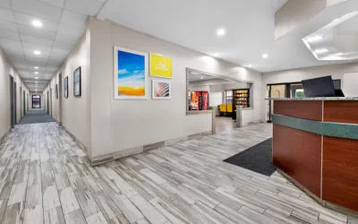 Photo 5 - Days Inn by Wyndham near Kansas Speedway