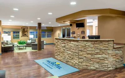 Photo 3 - Microtel Inn & Suites by Wyndham Raton