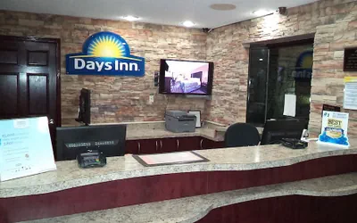 Photo 5 - Days Inn by Wyndham Maumee/Toledo