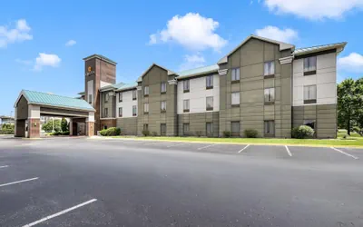 Photo 2 - La Quinta Inn & Suites by Wyndham Louisville East