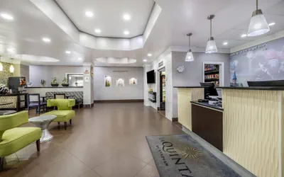 Photo 4 - La Quinta Inn & Suites by Wyndham Louisville East