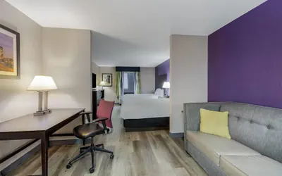Photo 5 - La Quinta Inn & Suites by Wyndham Louisville East