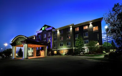 Holiday Inn Express Hotel & Suites Grand Forks by IHG