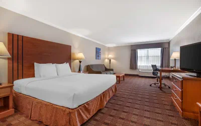 Photo 4 - Best Western Club House Inn & Suites