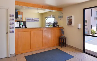Photo 3 - Edgewater Inn And Suites