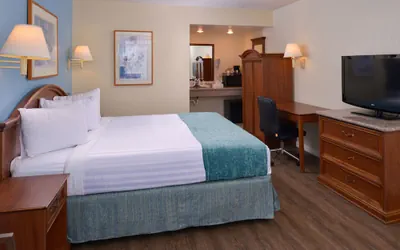 Photo 5 - Edgewater Inn And Suites