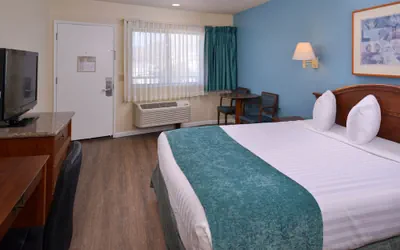 Photo 5 - Edgewater Inn And Suites