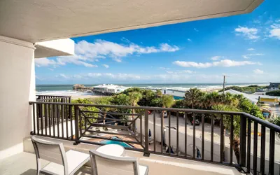 Photo 4 - La Quinta Inn & Suites by Wyndham Cocoa Beach Oceanfront