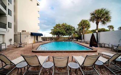 Photo 2 - La Quinta Inn & Suites by Wyndham Cocoa Beach Oceanfront