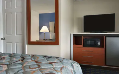 Photo 5 - Days Inn by Wyndham West Yarmouth/Hyannis Cape Cod Area