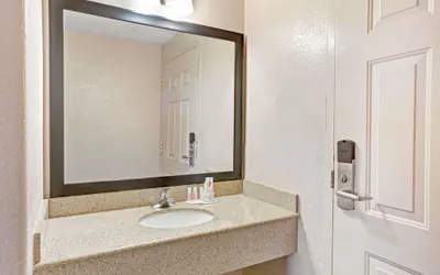 Photo 4 - Howard Johnson by Wyndham Galveston