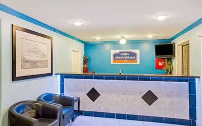 Photo 2 - Howard Johnson by Wyndham Galveston