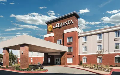 Photo 2 - La Quinta Inn & Suites by Wyndham Milledgeville