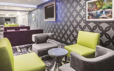 Photo 5 - La Quinta Inn & Suites by Wyndham Milledgeville