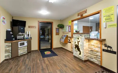 Photo 3 - Super 8 by Wyndham Dubois