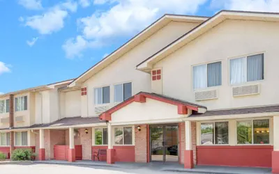 Photo 2 - Super 8 by Wyndham Kingston