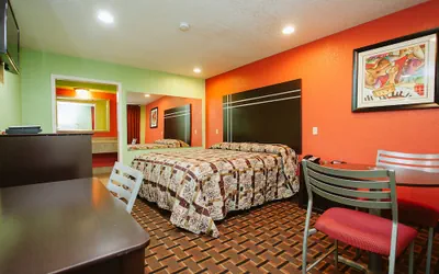 Photo 5 - Regency Inn Channelview