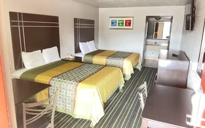 Photo 2 - Regency Inn Channelview