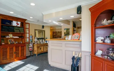 Photo 3 - Sand Pebbles Inn