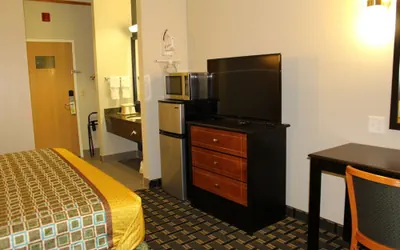 Photo 4 - Homegate Inn and Suites