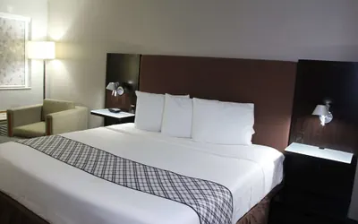 Photo 2 - Westbridge Inn & Suites Carrollton