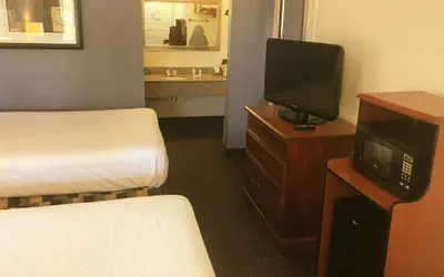 Photo 3 - Days Inn & Suites by Wyndham Mobile