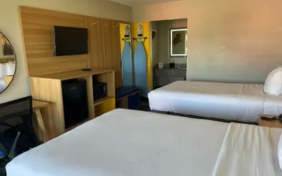 Photo 5 - Days Inn & Suites by Wyndham Mobile