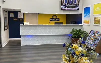 Photo 2 - Days Inn & Suites by Wyndham Mobile