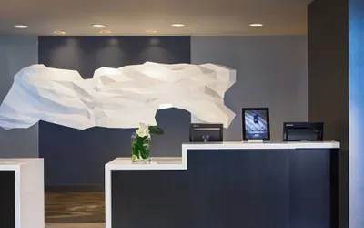 Photo 3 - Renaissance Chicago O'Hare Suites Hotel