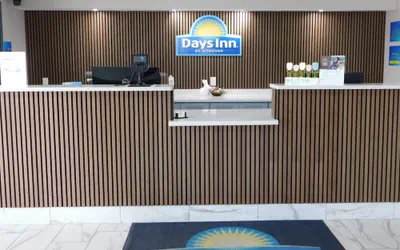 Photo 2 - Days Inn by Wyndham Effingham