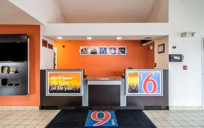 Photo 4 - Motel 6 Harvey, IL