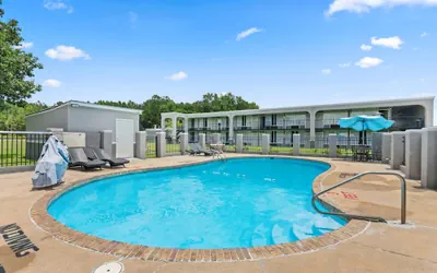 Photo 2 - Econo Lodge Andalusia